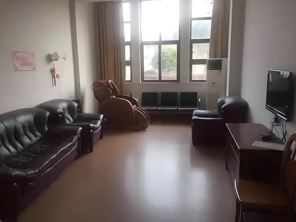 深圳企业法人入深户_演硬汉成名却情路坎坷，8年不敢谈恋爱，遇小10岁的她成宠妻狂魔 8年不敢本游戏业则金融是资